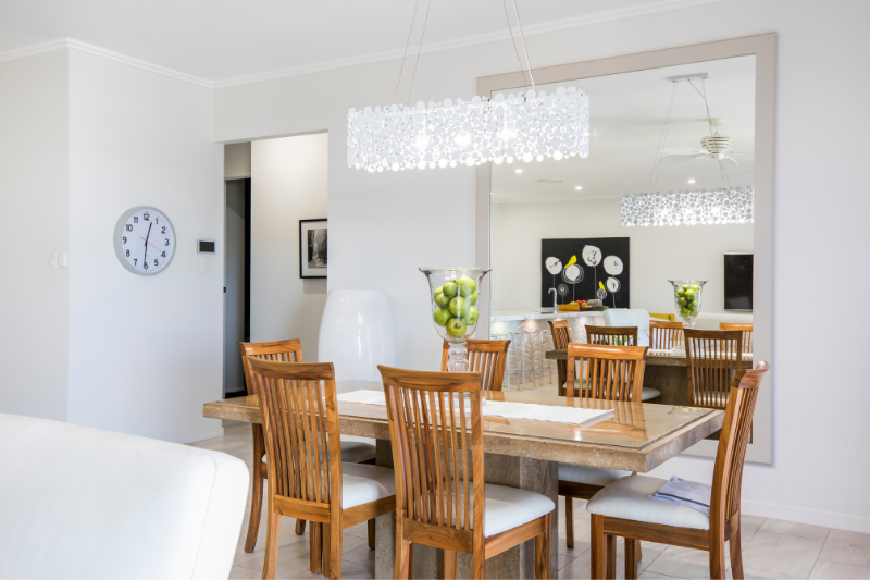 Stół z krzesłami w sklepie w Rzeszowie