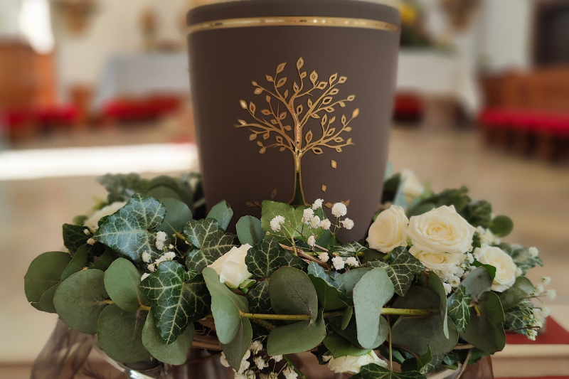 Urna w zakładzie pogrzebowym Derus